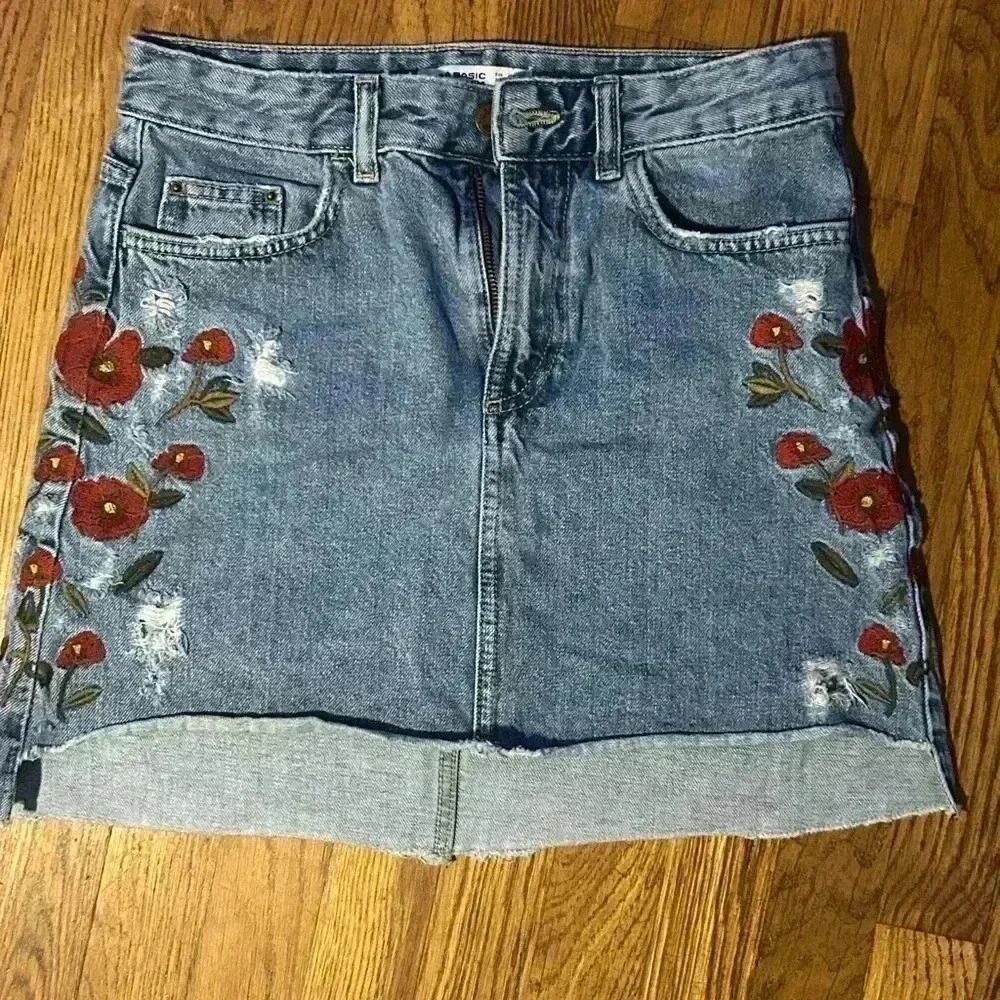 Zara Basics Denim Floral Embroidered Mini Jean Skirt, Sizeβ XS - Picture 1 of 6